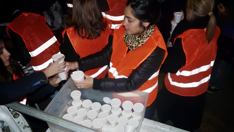 Volontari in piazza a Buenos Aires con una mensa sociale mobile