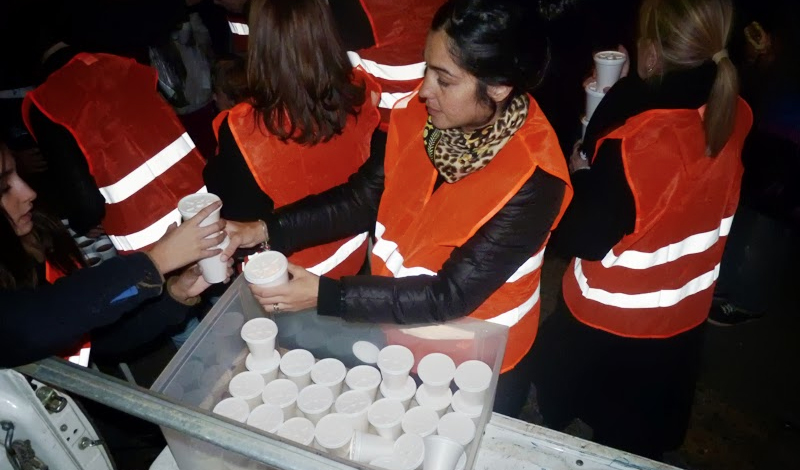 Volontari in piazza a Buenos Aires con una mensa sociale mobile