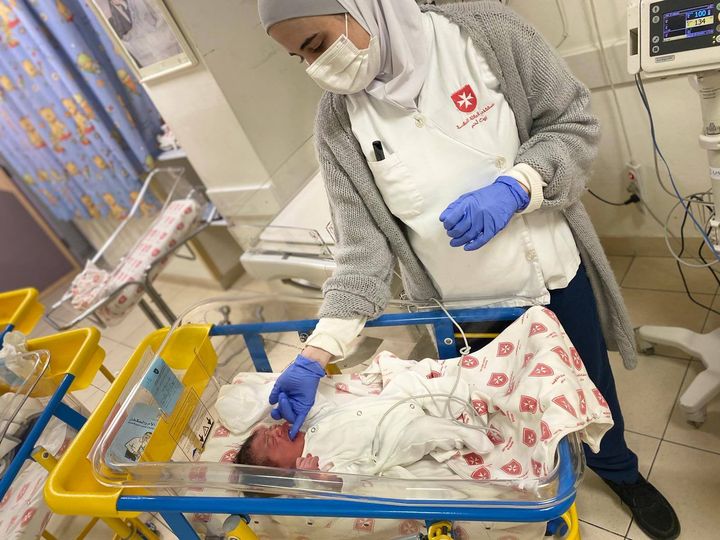 Nacida en el Hospital de la Sagrada Familia al cabo de tan solo 27 semanas de gestación, la pequeña Lilian recibe finalmente el alta