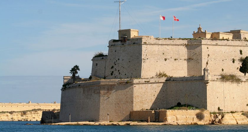 Después de dos siglos, la bandera de la Orden de Malta ondea sobre el fuerte Sant’Angelo, junto con