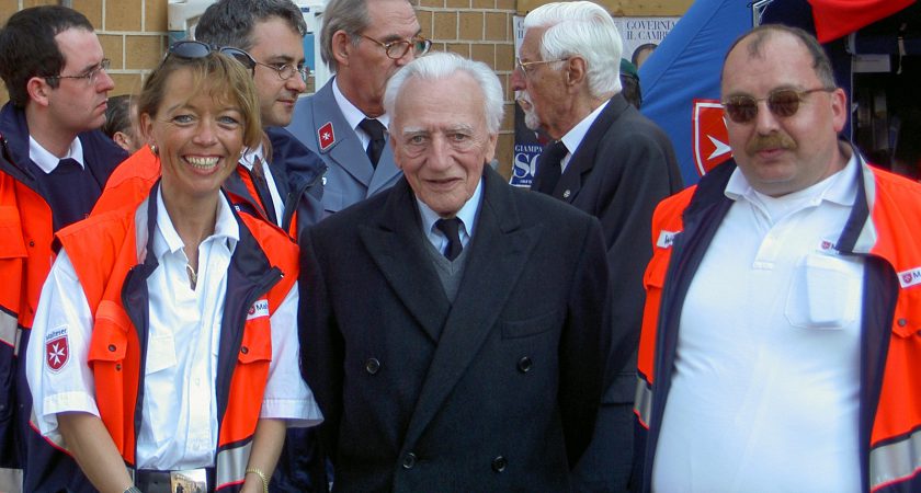 Juan Pablo II: el Gran Maestre visita el puesto de primeros auxilios de la Orden
