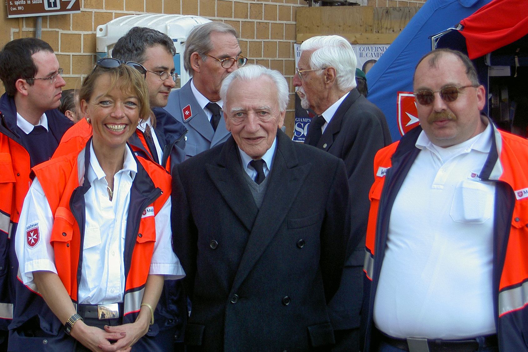 Juan Pablo II: el Gran Maestre visita el puesto de primeros auxilios de la Orden