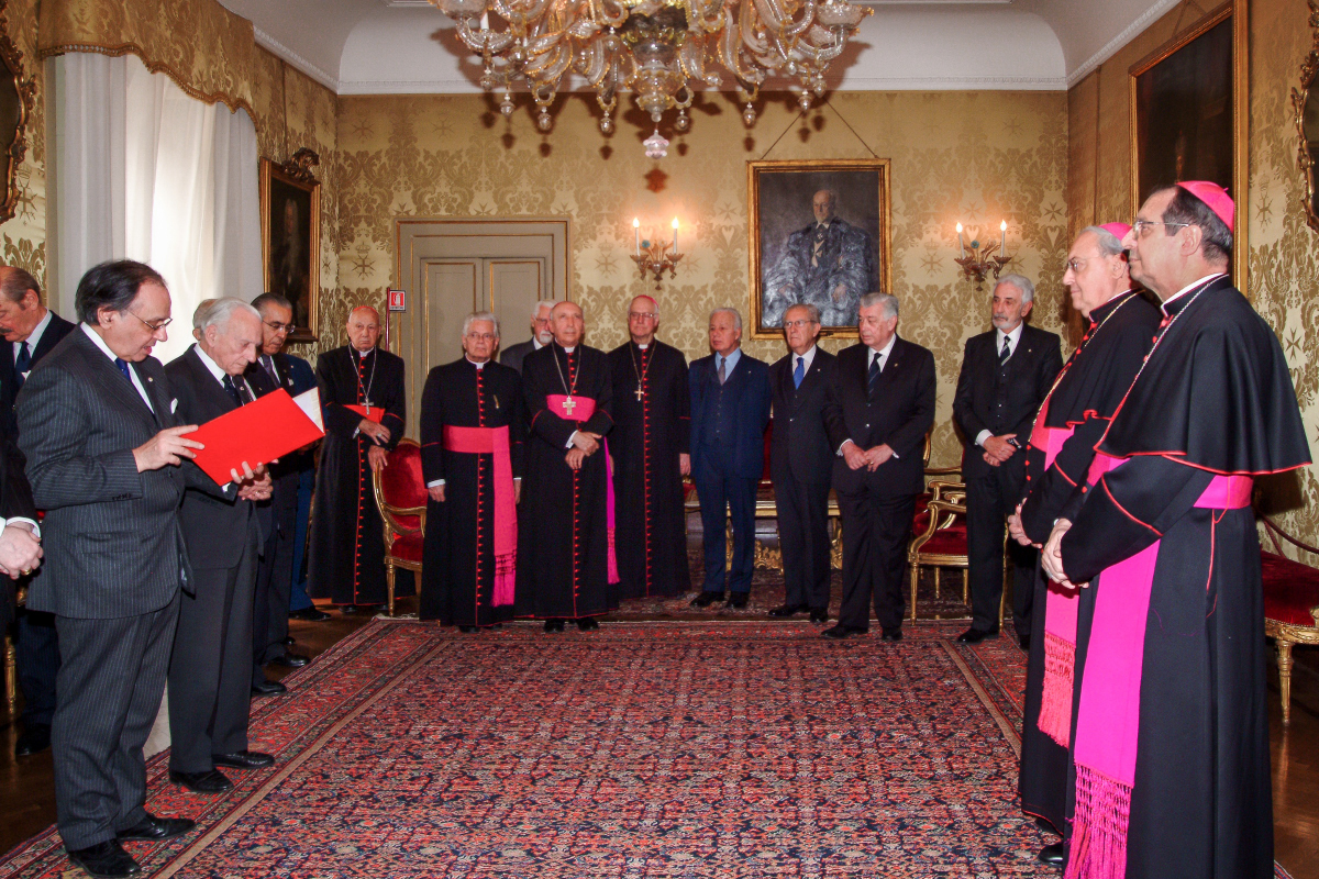 Der Grossmeister Empängt die Erzbischöfe Sandri und Lajolo