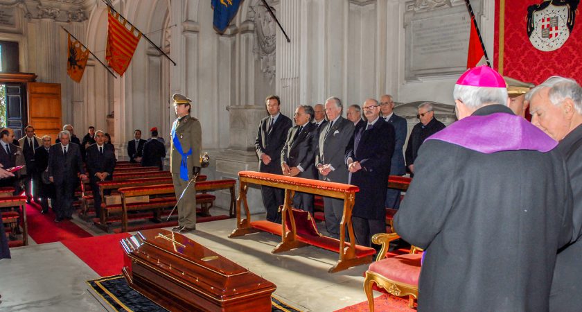 El Gran Maestre yace en la capilla ardiente