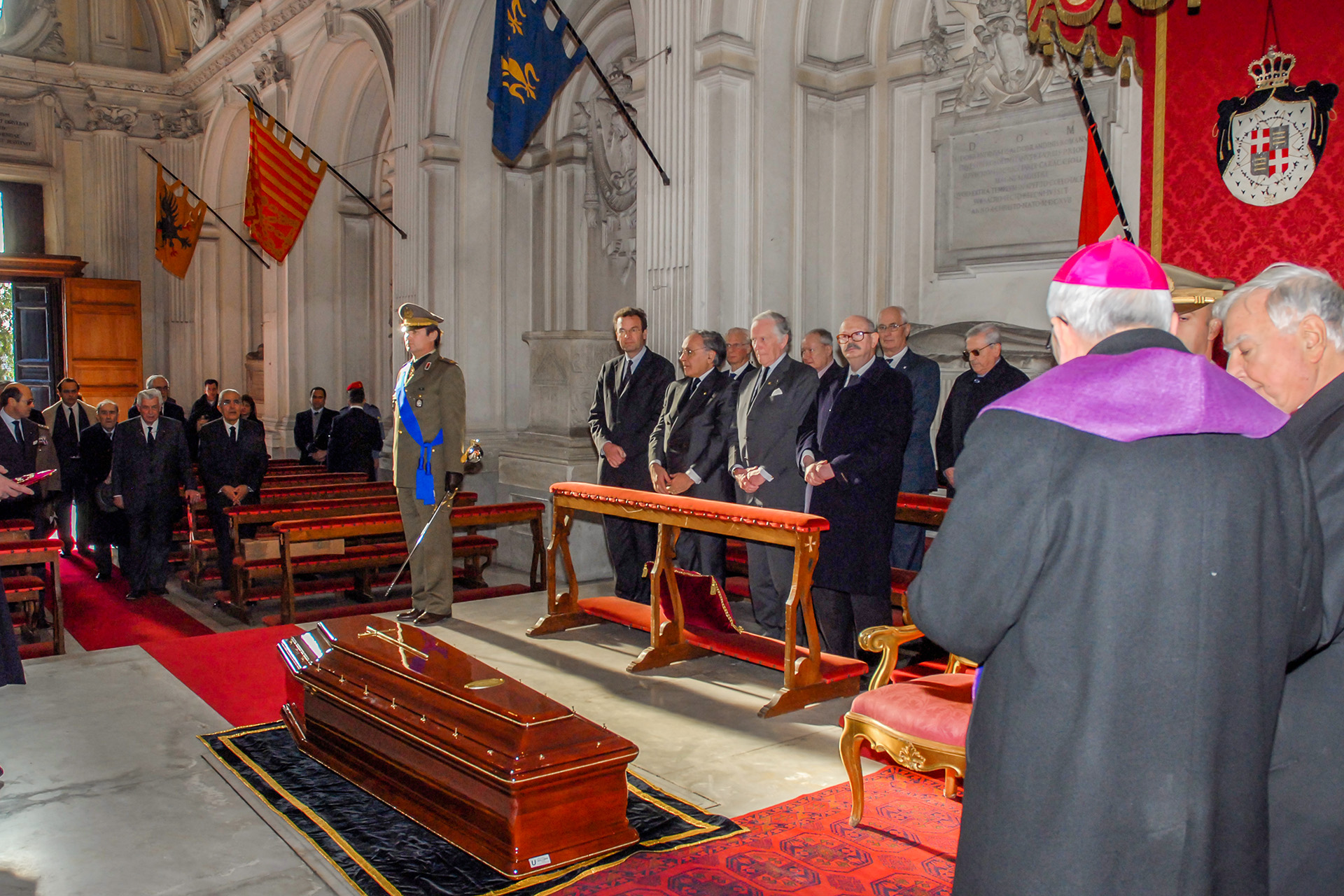 El Gran Maestre yace en la capilla ardiente