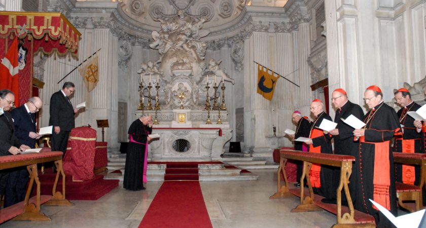 Los Cardenales asisten a vísperas en la iglesia de la Orden, en el aventino