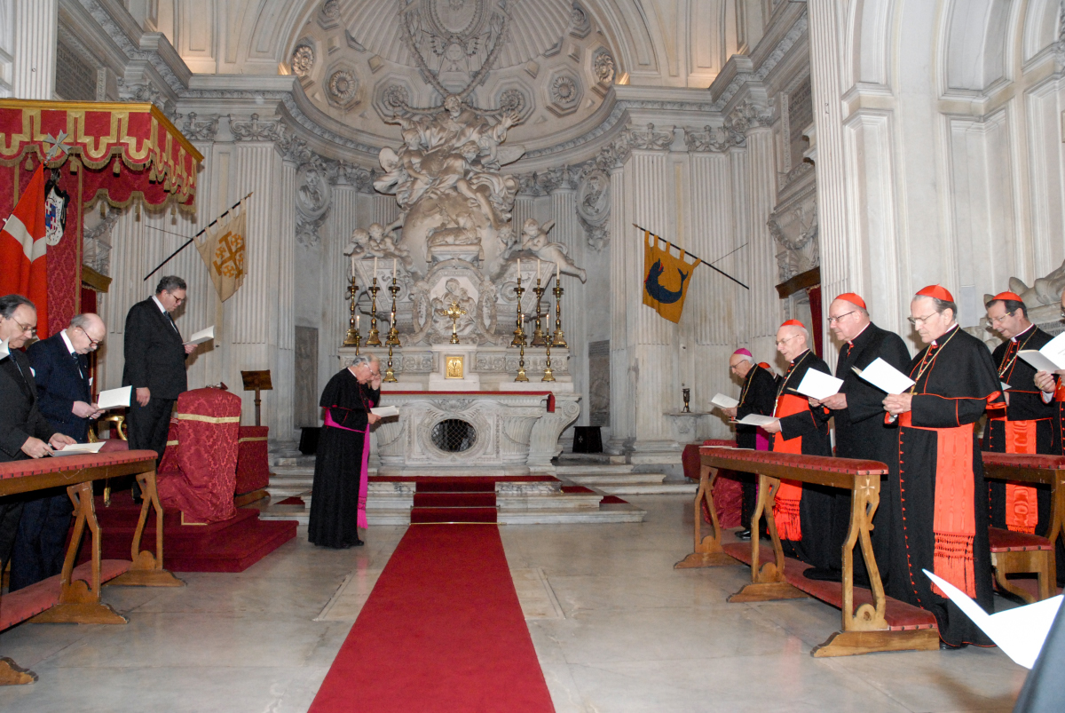 Los Cardenales asisten a vísperas en la iglesia de la Orden, en el aventino