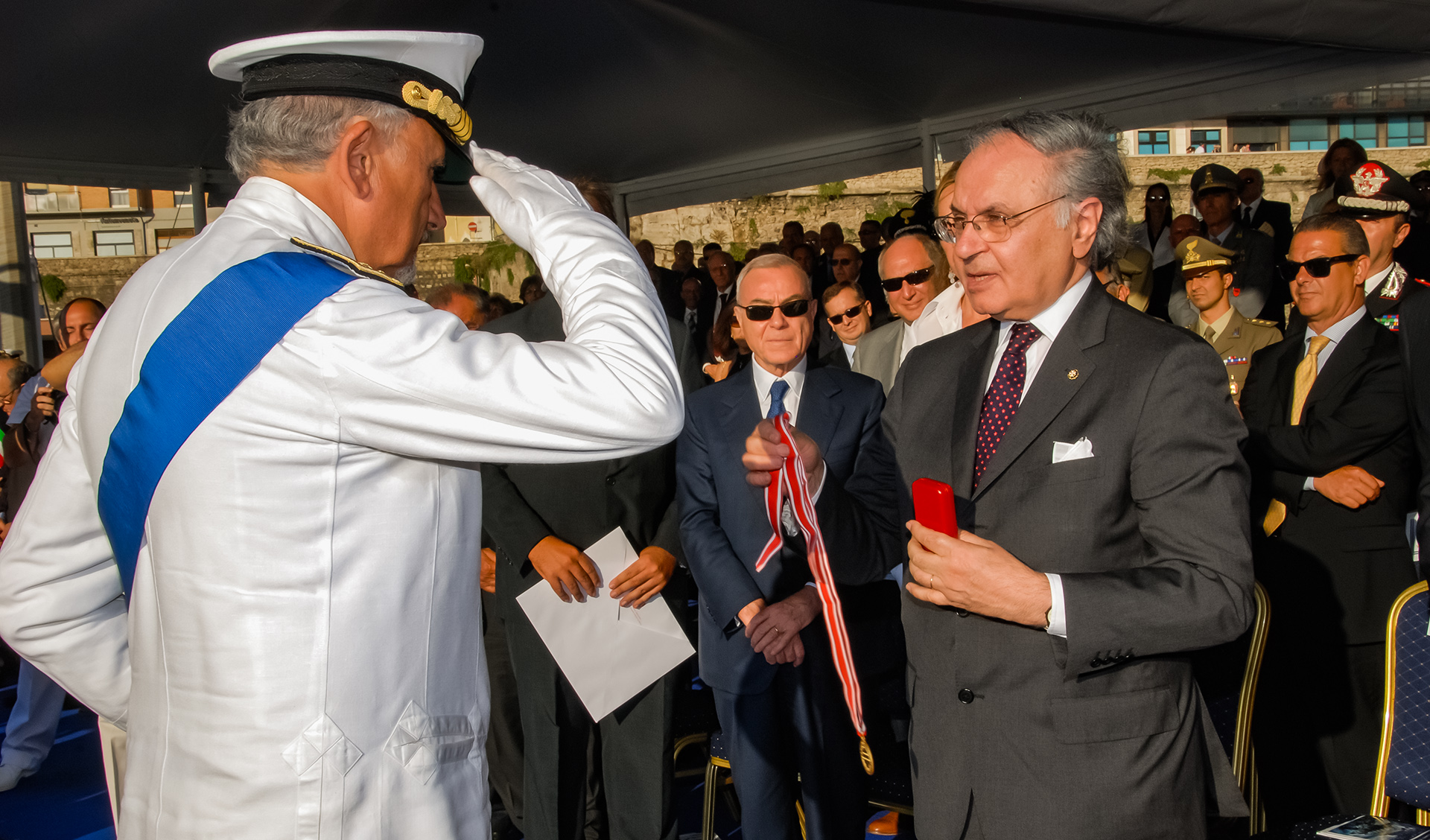 Remise de la medaille d’or de l’Ordre a la garde côtière Italienne