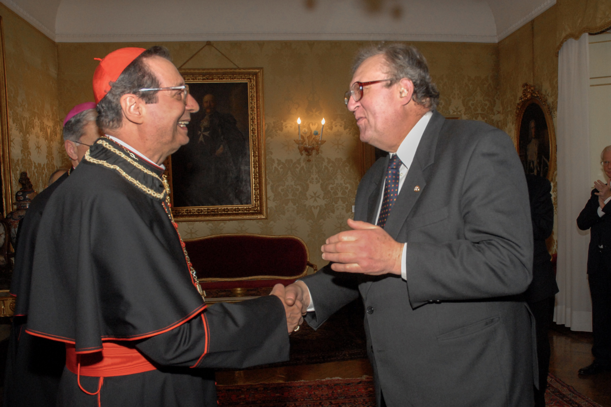 El Cardenal Lajolo, recibido en la Orden