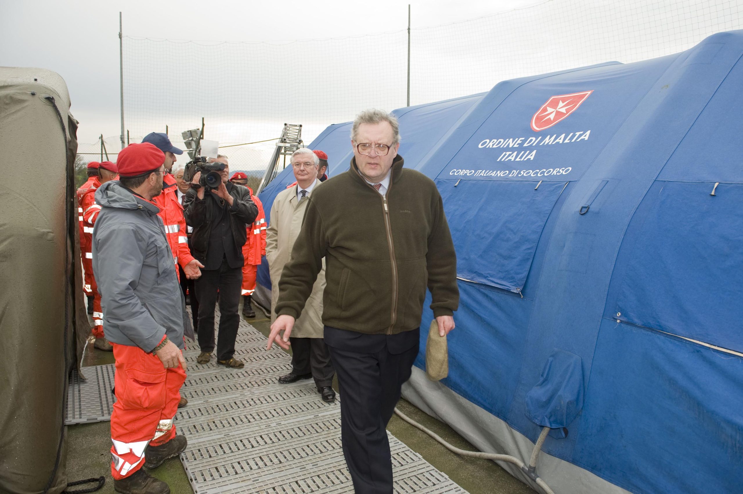 Le Grand Maitre avec les victimes du tremblement de terre dans les Abruzzes