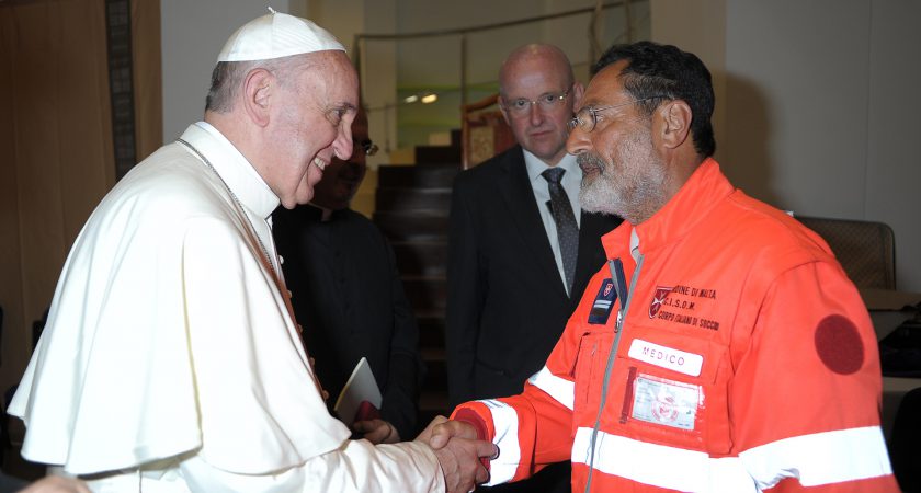 Die freiwilligen helfer des Malteserordens empfangen Papst Franziskus in Lampedusa