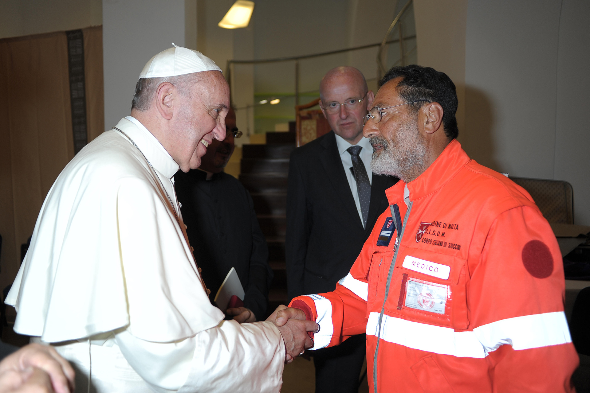 I volontari dell’Ordine di Malta accolgono Papa Francesco a Lampedusa