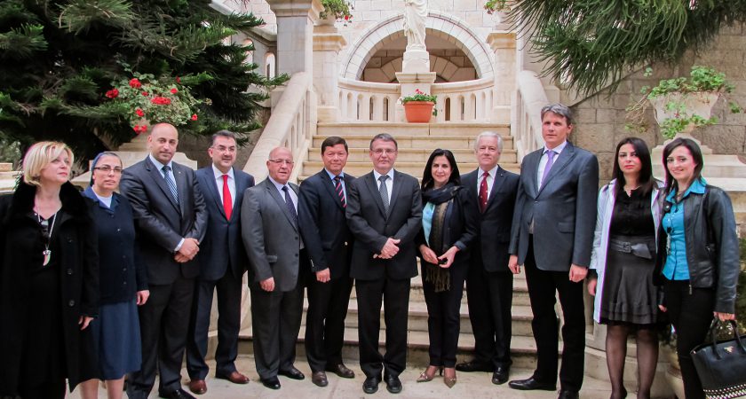 El Ministro de Exteriores de la República Checa visita el hospital de la Sagrada Familia de Belén