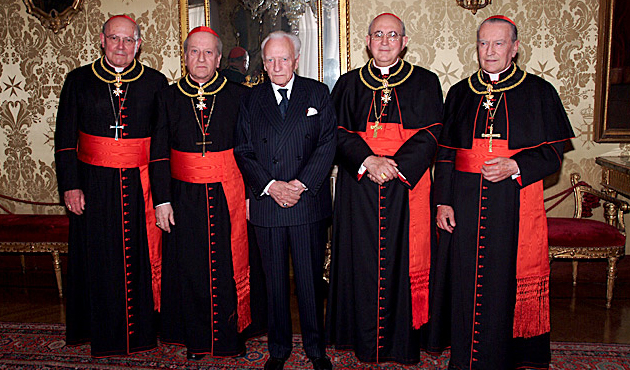 Der Grossmeister empfängt vier neue kardinäle