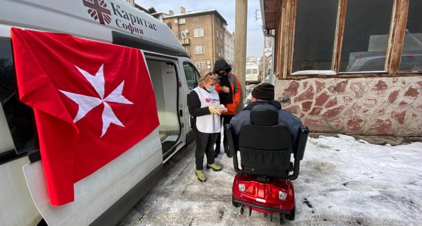 Neve e temperature glaciali a Sofia, l’Ordine di Malta in prima linea per aiutare i senzatetto