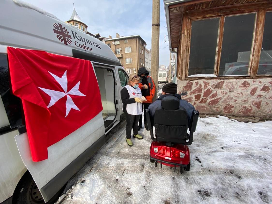 Nieve y temperaturas gélidas en Sofía: la Orden de Malta, en primera línea para ayudar a los sin techo