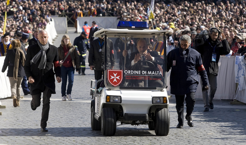 En la Plaza de San Pedro se triplican los esfuerzos del Puesto de primeros auxilios de la Orden de Malta