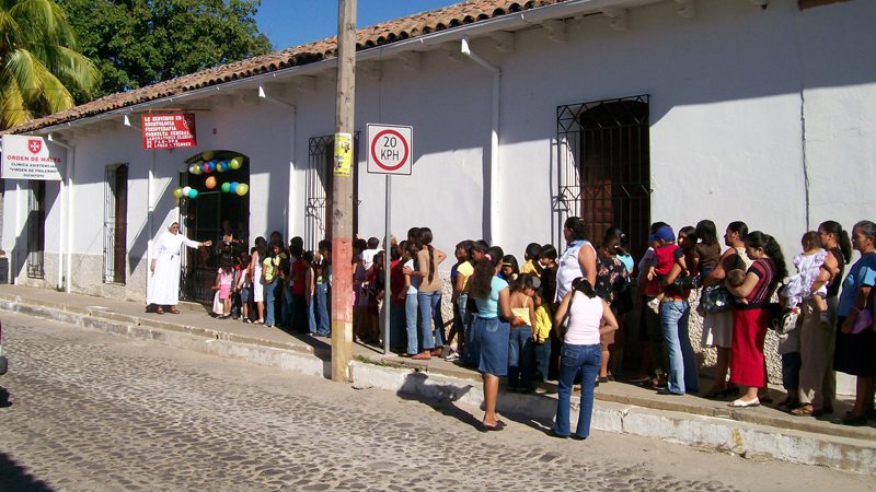 Behandlung von Diabetes, eine Initiative in El Salvador aus Anlass der 9 Jahrhunderte seit Begebung der Bulle von Papst Paschalis II.