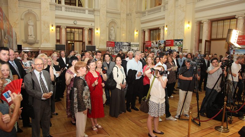 Inaugurada en el Parlamento Serbio la exposición fotográfica “900 años al servicio de los pobres y los enfermos”