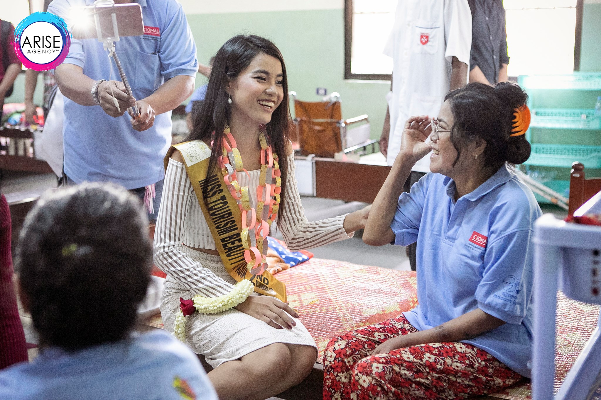 Campagne de sensibilisation sur la lèpre. Les miss Cambodge sur le terrain