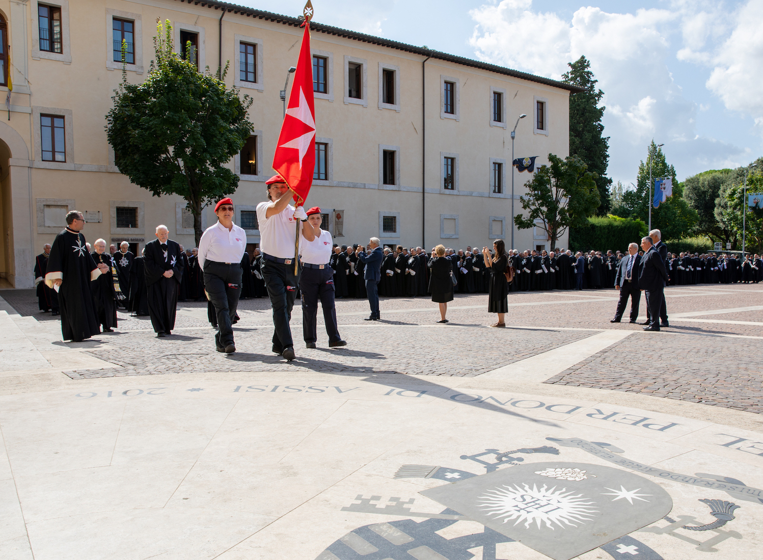 600 Mitglieder des Malteserordens mit dem Großmeister auf Pilgerreise in Assisi.