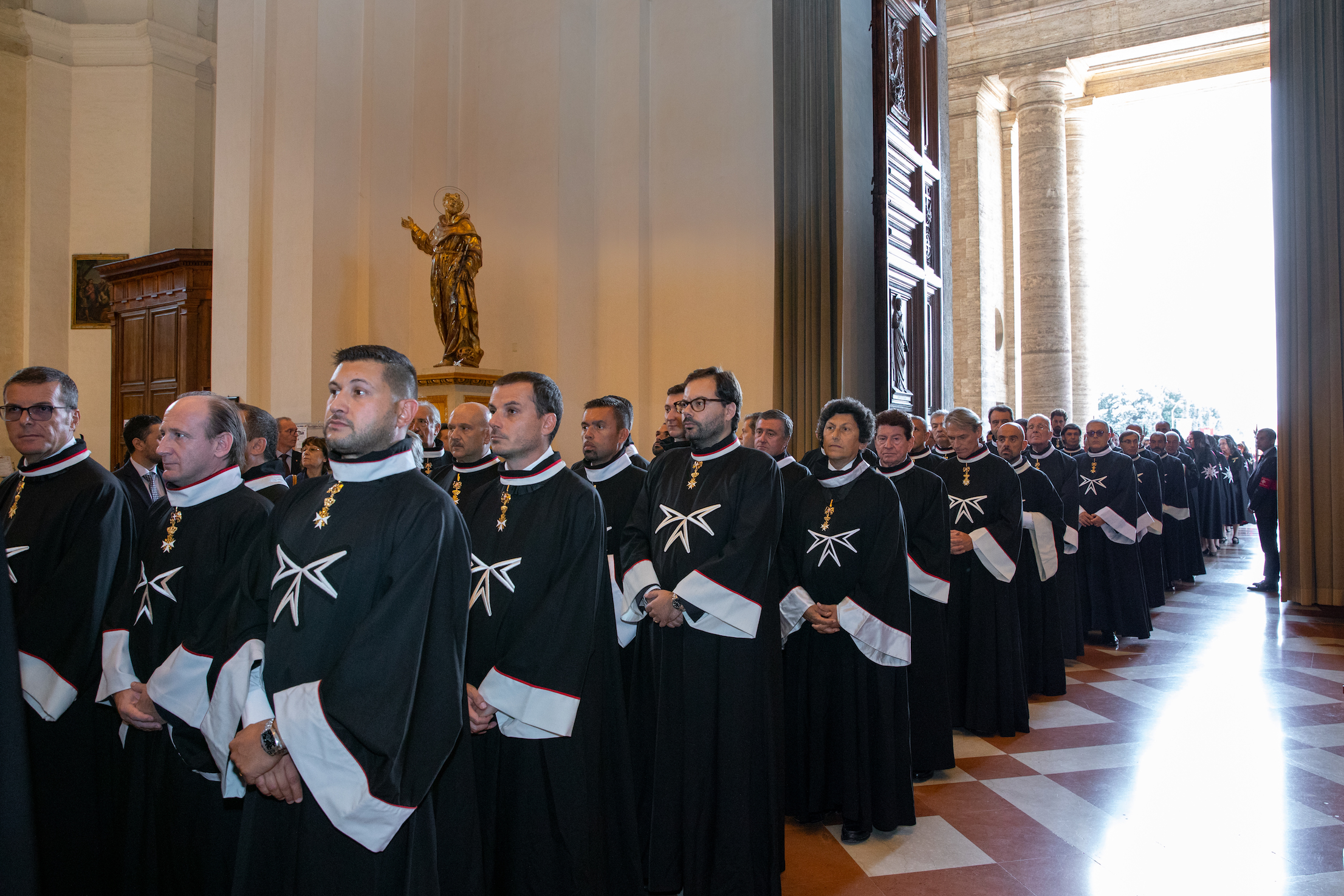 600 Mitglieder des Malteserordens mit dem Großmeister auf Pilgerreise in Assisi.
