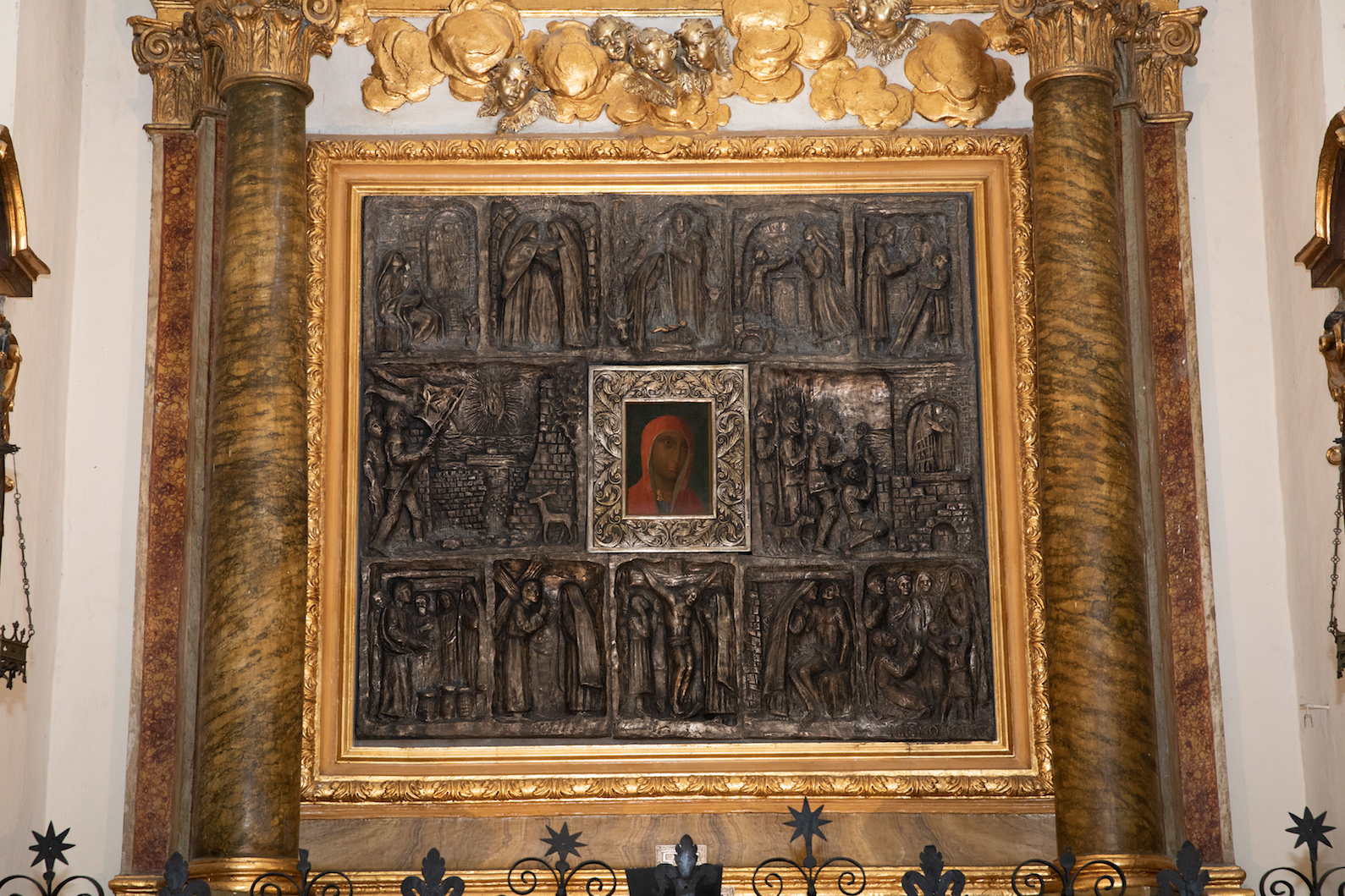 600 Mitglieder des Malteserordens mit dem Großmeister auf Pilgerreise in Assisi.