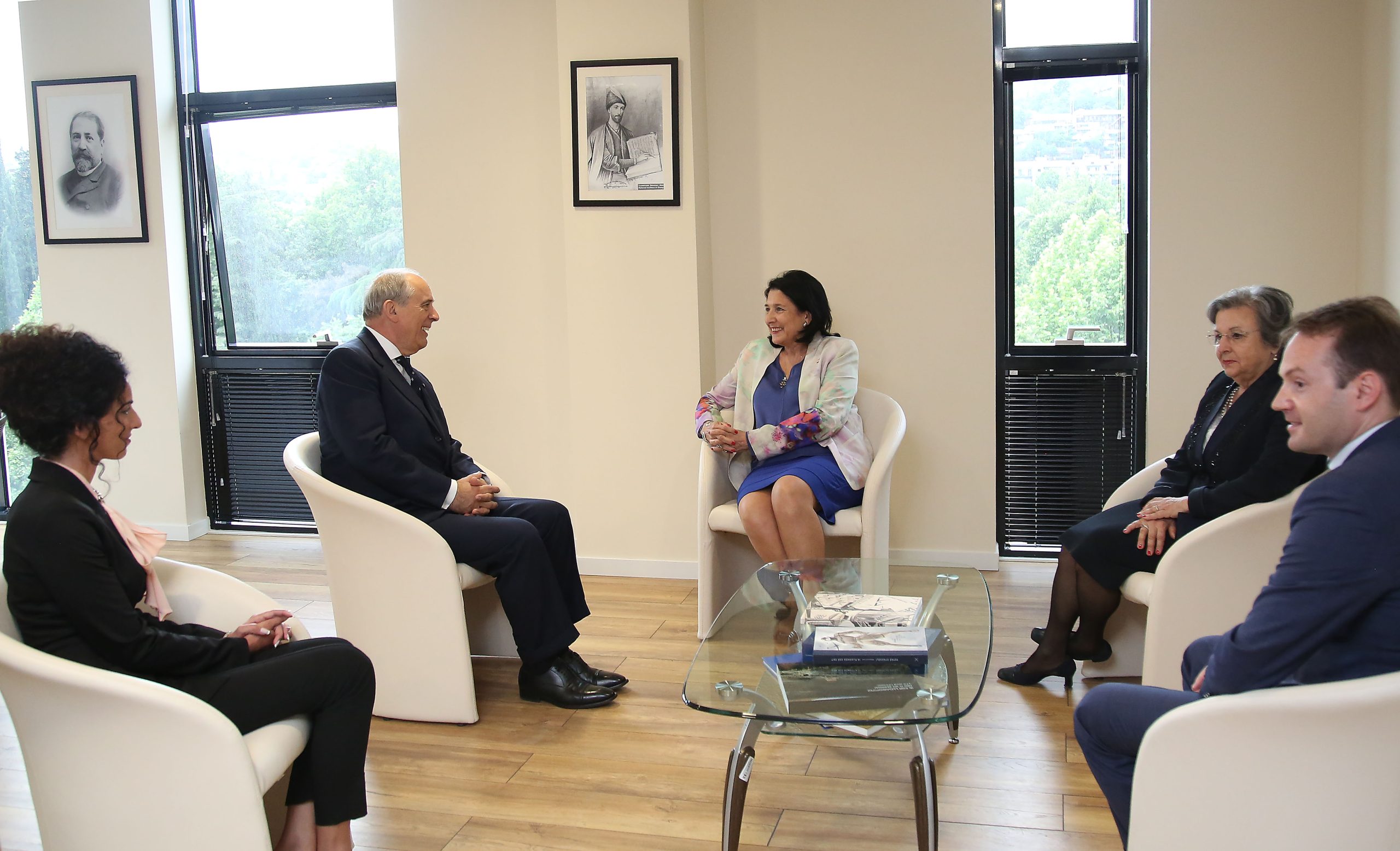 Die Präsidentin der Georgien nahm das Beglaubigungsschreiben von neuem Botschafter des Souveränen Malteserordens