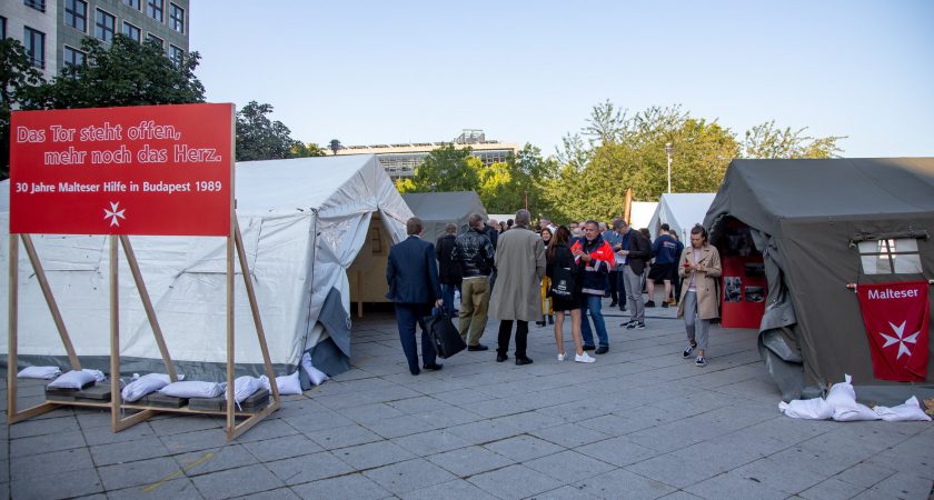 Die Flüchtlingslager des Malteserordens in Budapest öffneten die Tür für den Fall der Mauer
