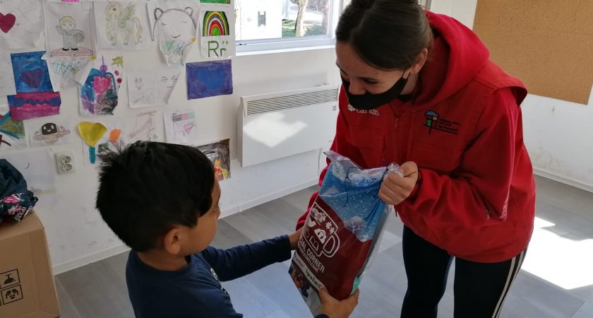 La Orden de Malta reparte alimentos a los niños de los campos de migrantes cerca de Sarajevo