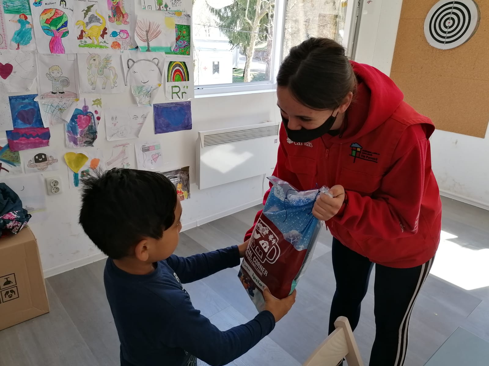 Malteserorden verteilt Nahrungsmittel an Kinder in Migrantenlagern bei Sarajevo