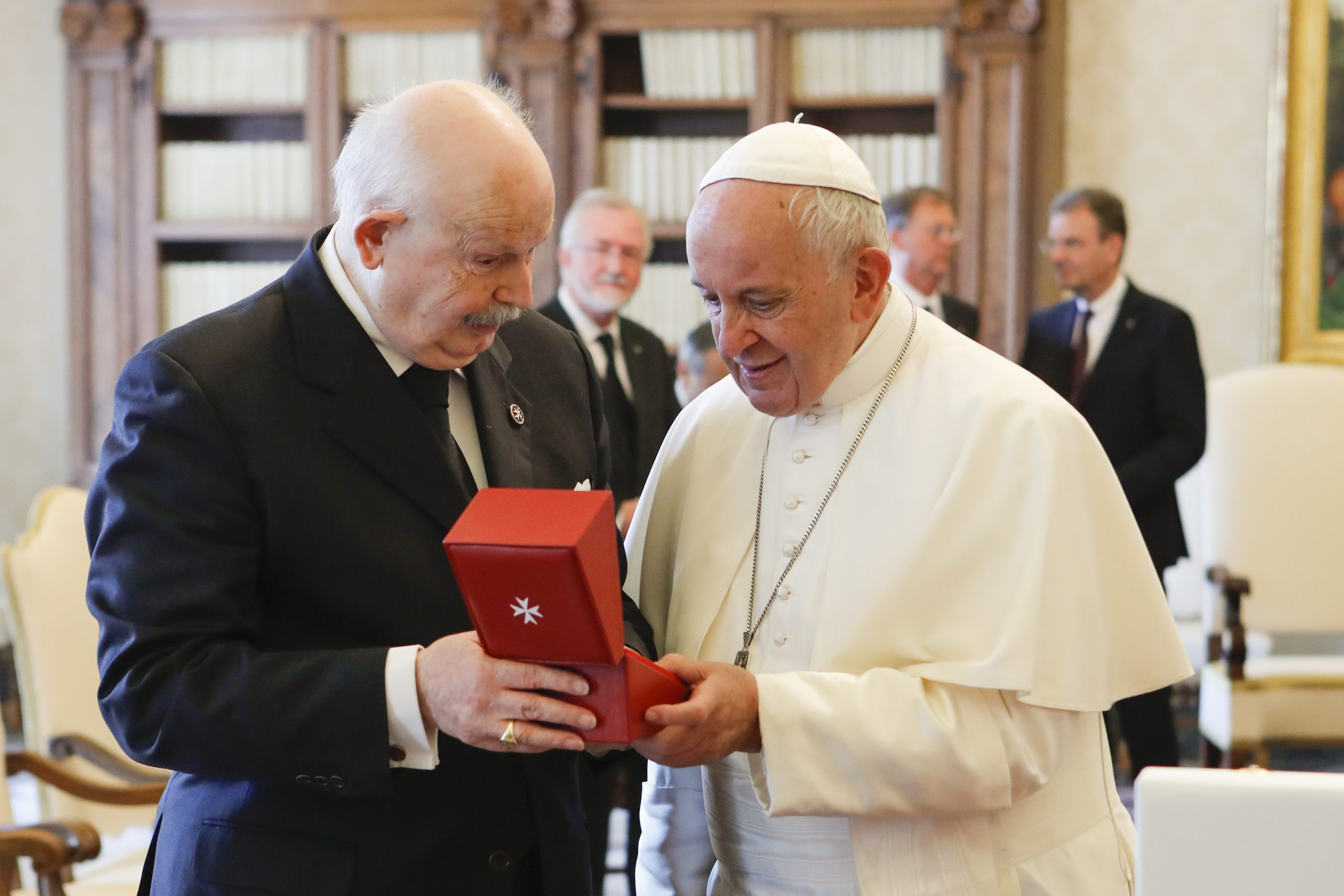 Papst Franziskus empfängt den Großmeister des Malteserordens. Große Aufmerksamkeit: Flüchtlingskrise