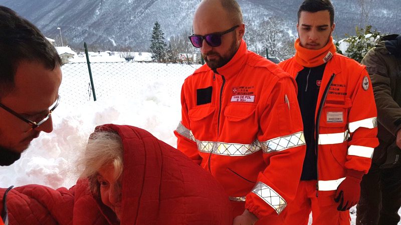 Erdbeben Mittelitalien: Rettungshelfer des Malteserordens zur Unterstützung der Bevölkerung in Montereale