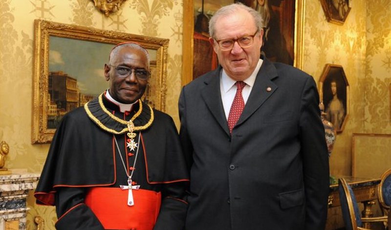 El cardenal Sarah, admitido en la Orden de Malta con rango de Bailío Gran Cruz de Honor y Devoción