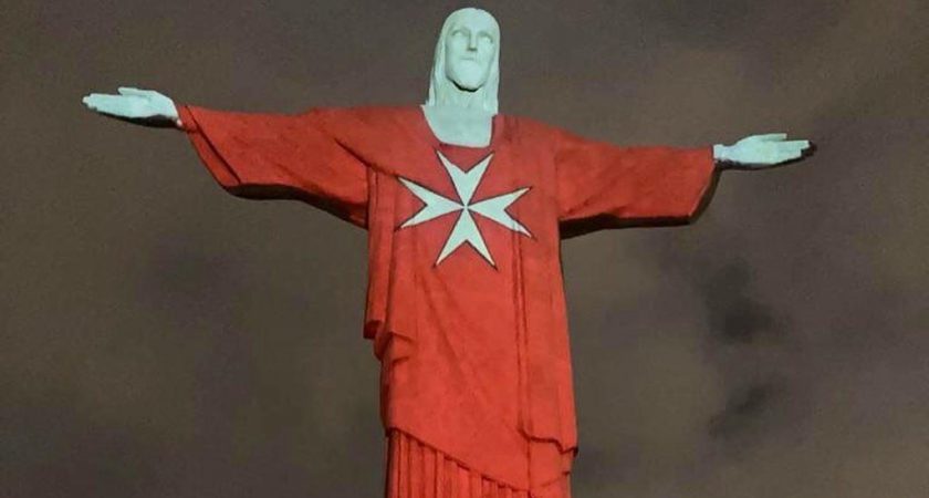 Il Cristo Redentore di Rio de Janeiro illuminato con la bandiera dell’Ordine di Malta