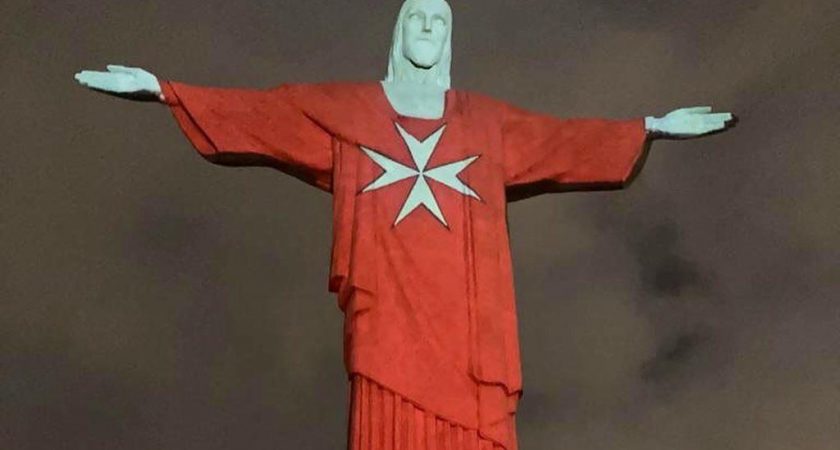 Le Christ Rédempteur de Rio de Janeiro illuminé par le drapeau de l’Ordre de Malte
