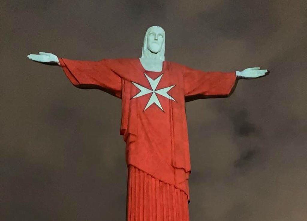 Le Christ Rédempteur de Rio de Janeiro illuminé par le drapeau de l’Ordre de Malte