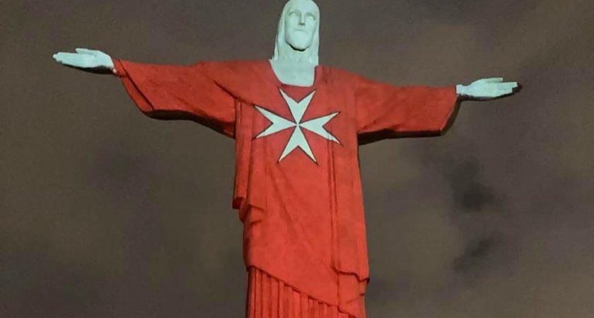 Cristo Redentor de Río de Janeiro iluminado con la bandera de la Orden de Malta