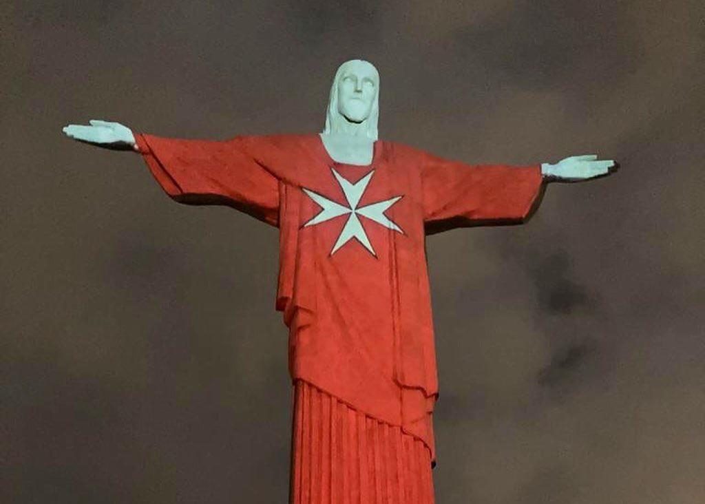 Cristo Redentor de Río de Janeiro iluminado con la bandera de la Orden de Malta