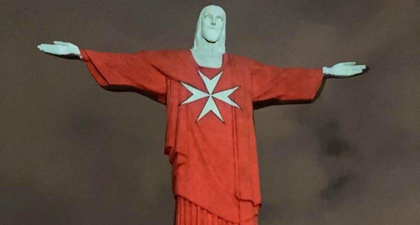 Christus der Erlöser in Rio de Janeiro beleuchtet mit der Flagge des Malteserordens