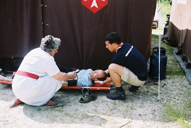 Freiwillige im Dienste der Pilger auf dem Weg zum Fatima-Schrein