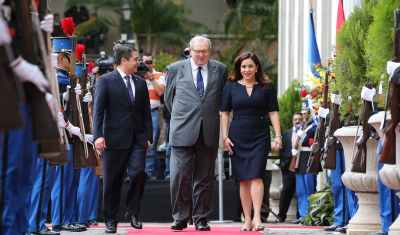 The President of Honduras receives the Grand Master