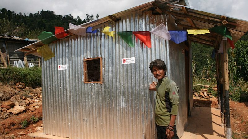 Seis meses después del terremoto de Nepal, los disturbios y la cercanía del invierno deterioran la situación