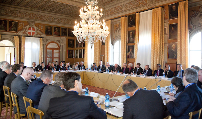 Une table ronde de haut niveau pour discuter du « rejet de la mondialisation de l&rsquo;indifférence » eut lieu dans la Villa Magistrale, à Rome