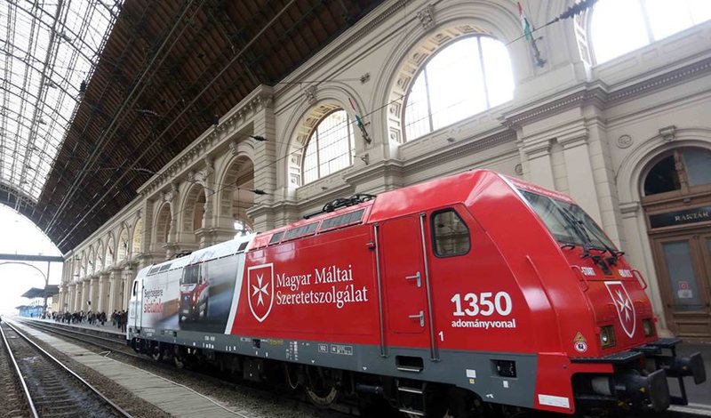 Le ferrovie ungheresi dedicano una locomotiva alle attività dell’Ordine di Malta