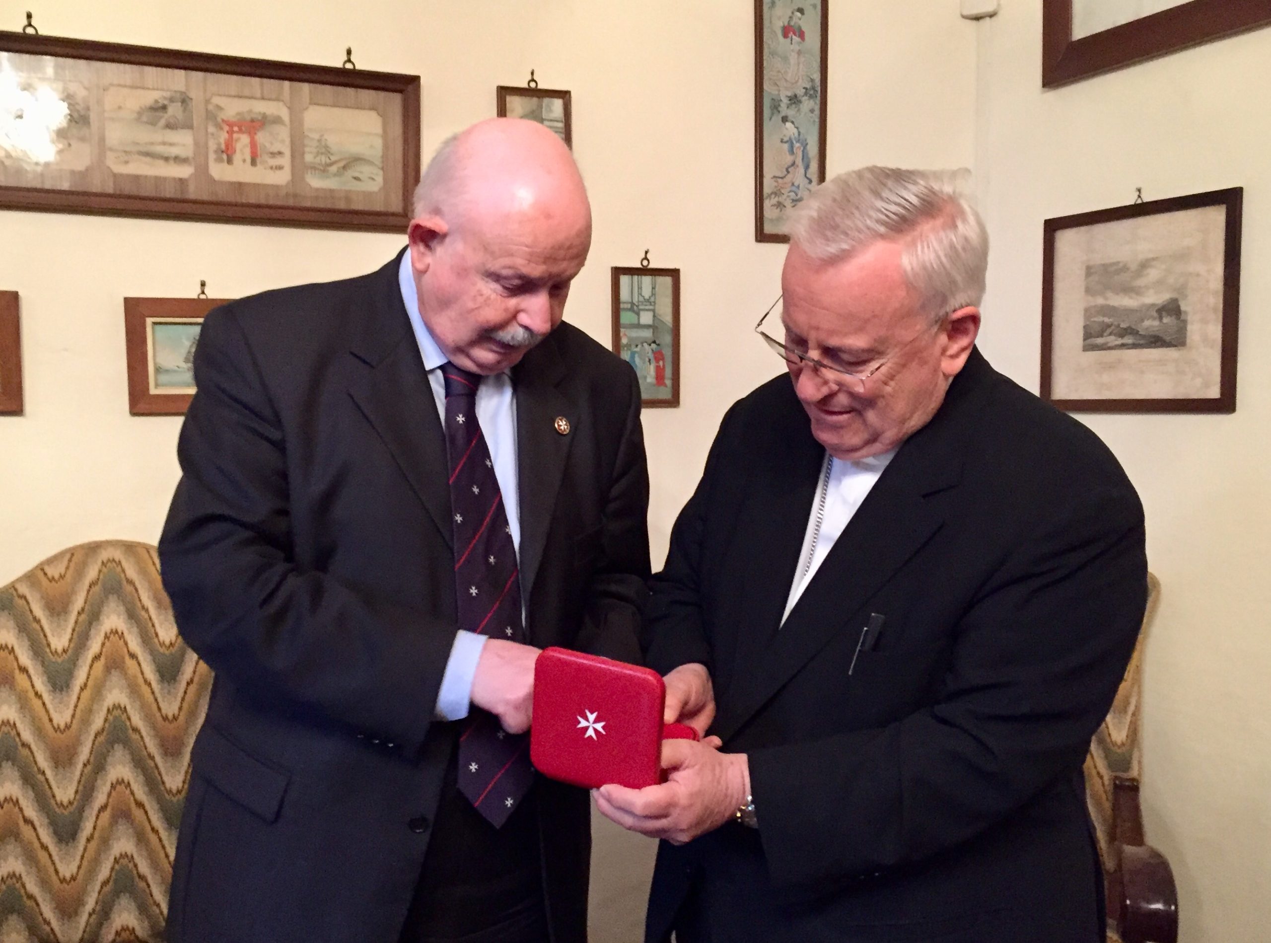 El cardenal Bassetti, recibido por el Gran Maestre en el Castillo de la Magione