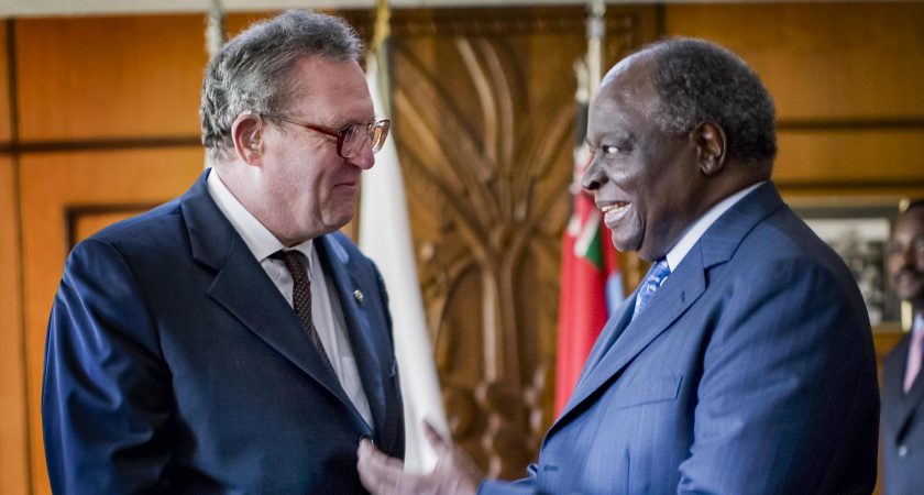 Der Grossmeister in Kenia mit präsident Kibaki: „gemeinsam für die ziele des milleniums“
