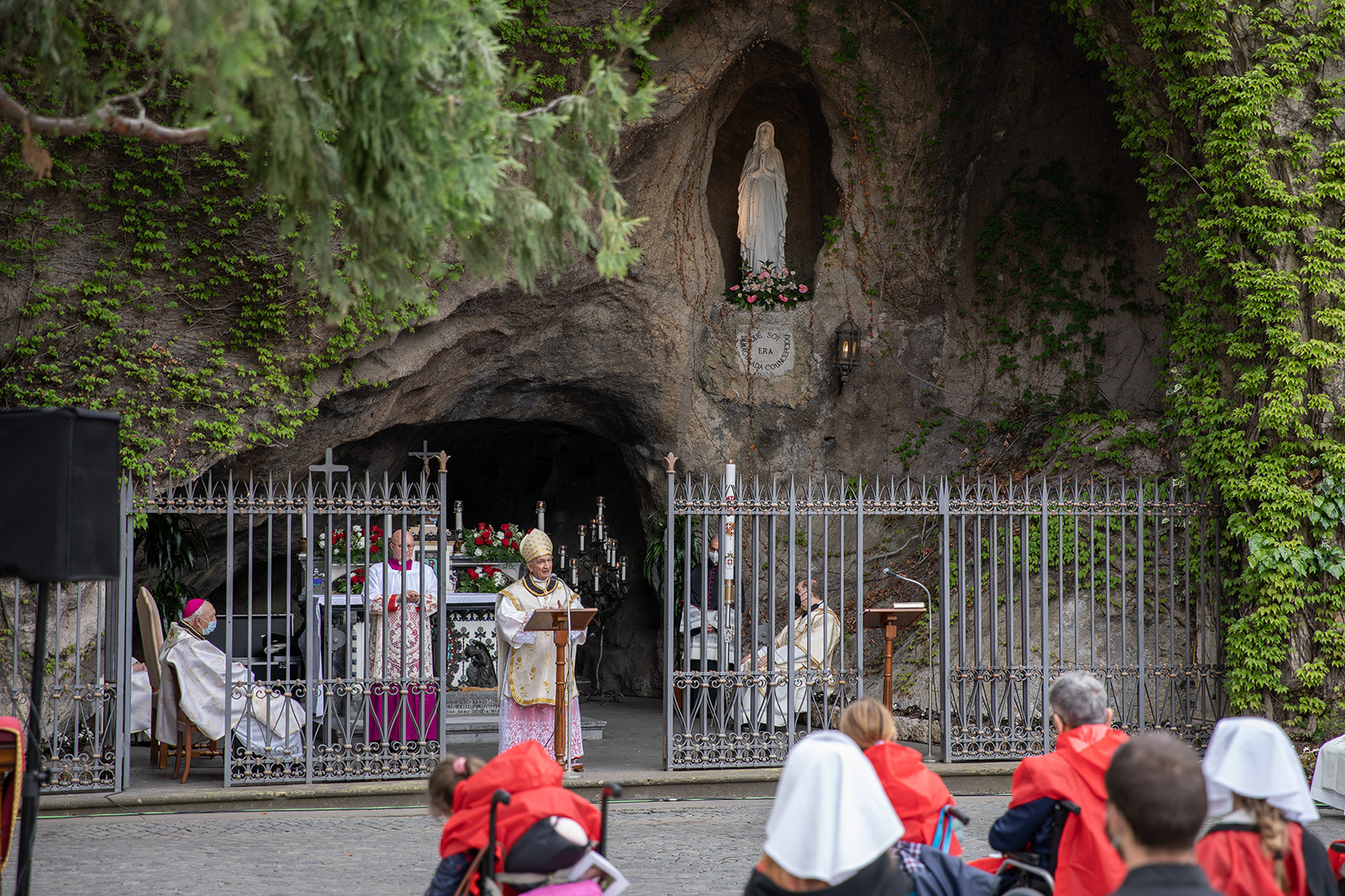Misa solemne en unión espiritual con Nuestra Señora de Lourdes