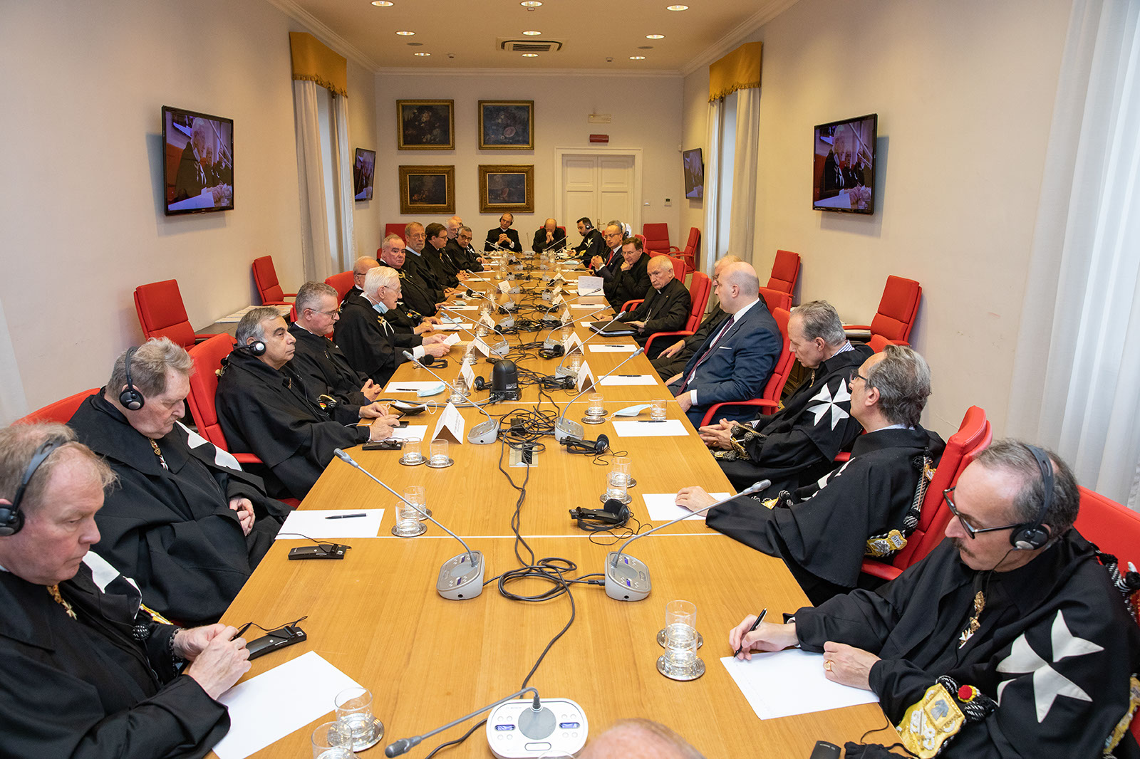 El cardenal Tomasi se reúne con los miembros profesos