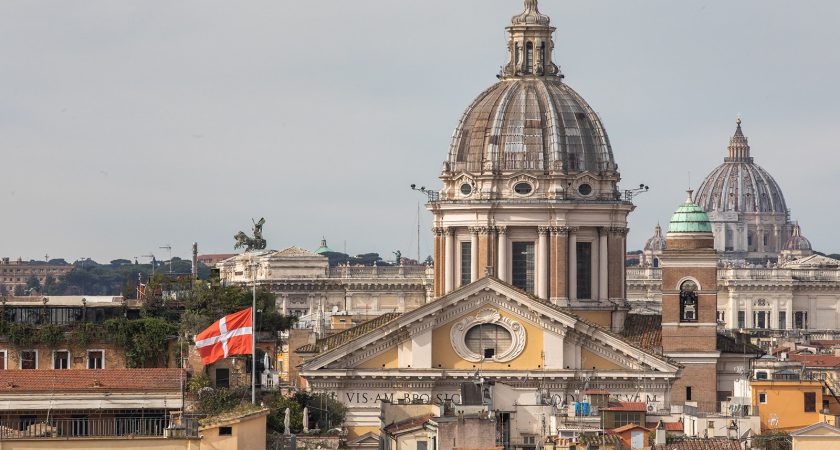 Drapeau du Palais Magistral de l’Ordre de Malte en berne pour les victimes du Covid-19